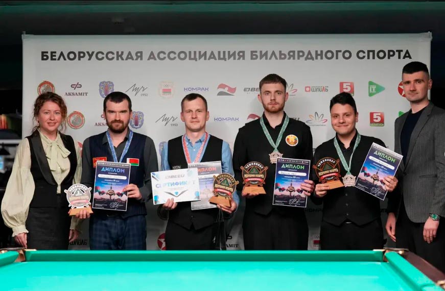 Финалисты чемпионата Беларуси по бильярду 2026 в БК Шпиль используют мел Aksamit