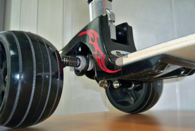 Трехколесный самокат Micro Kickboard Monster